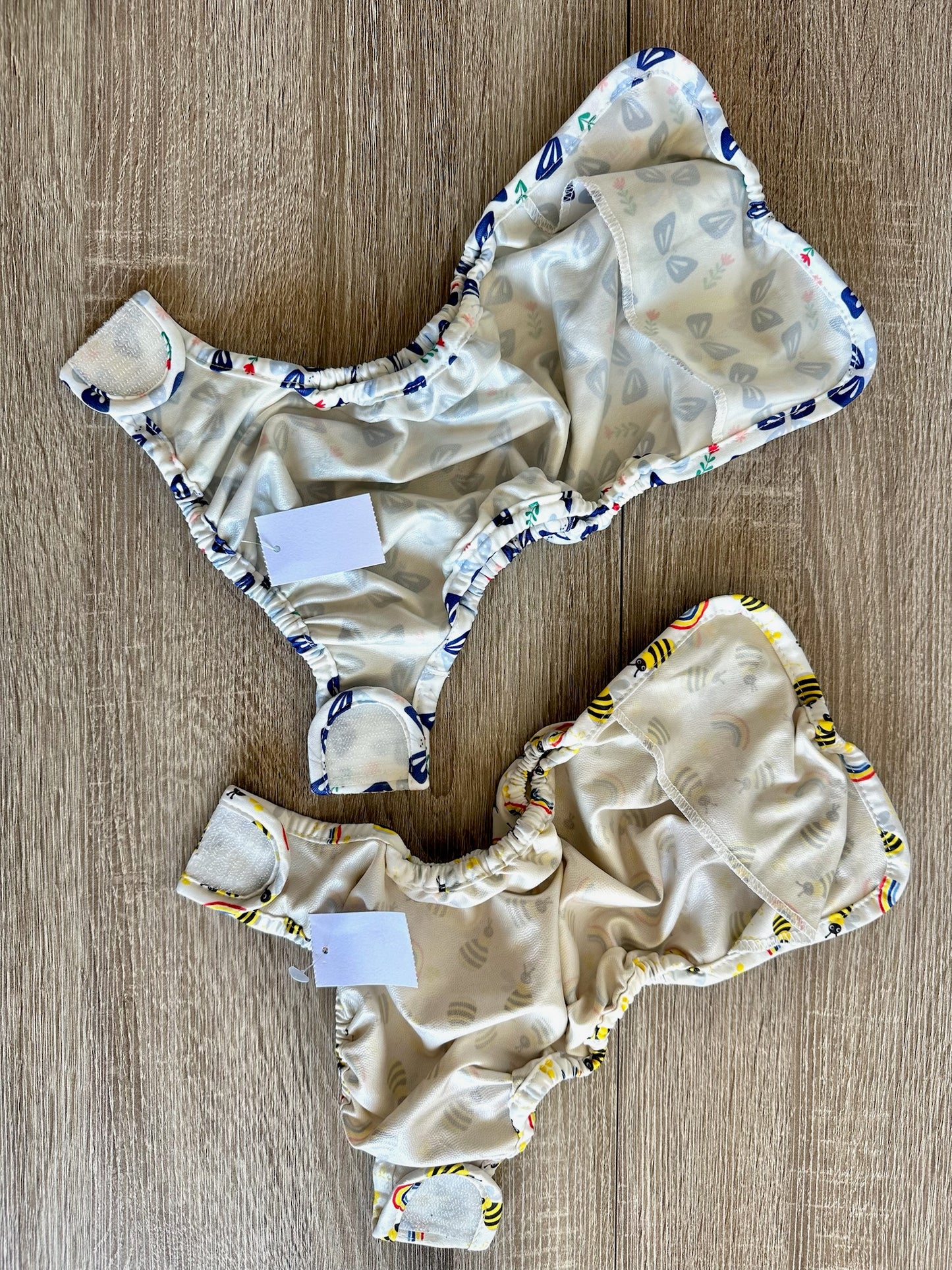 Bambino Mio PU Stoffwindelhosen blau mit Schmetterlingen und gelb mit Hummeln bis 9kg
