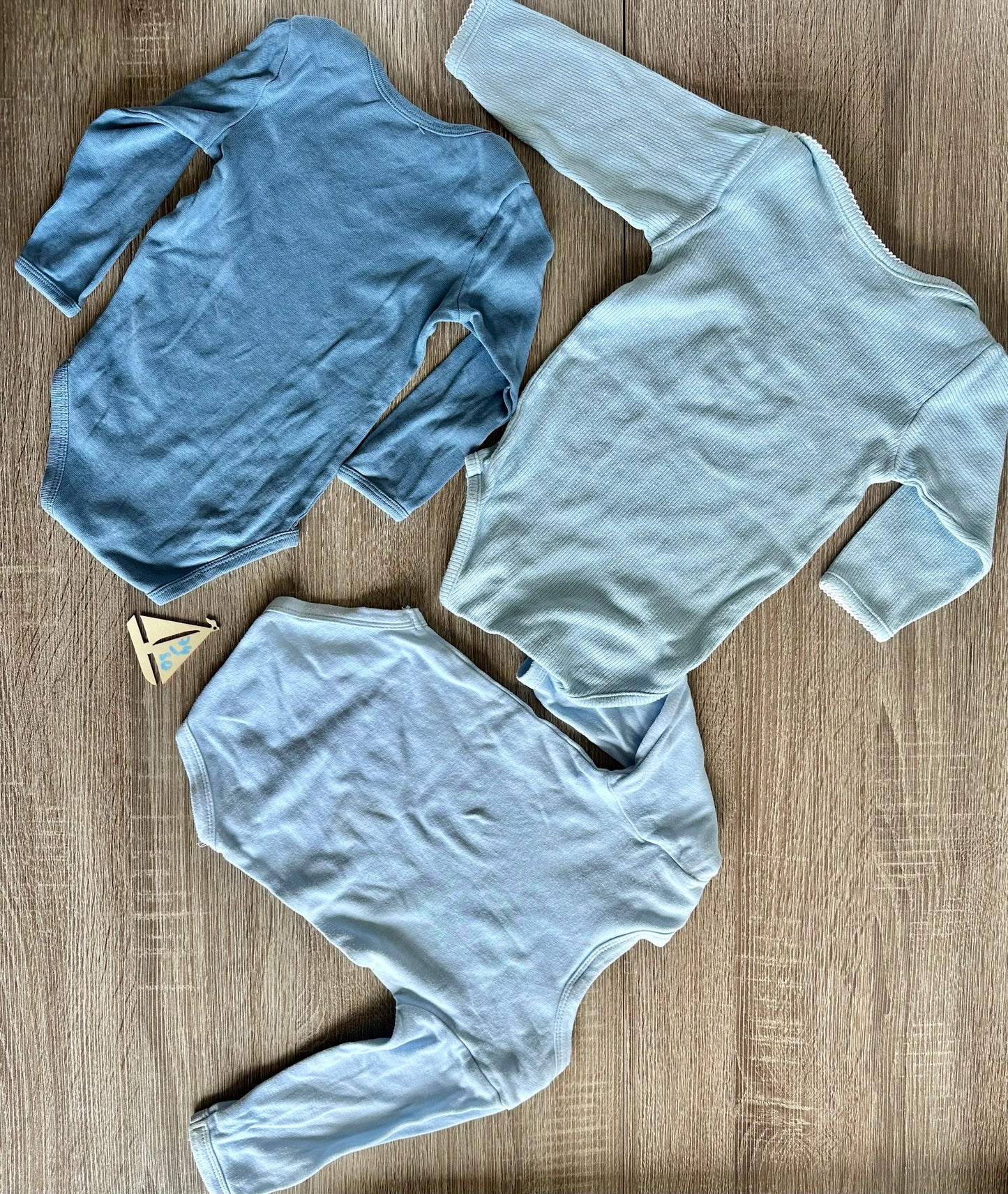 „Blautöne“ Bodies Gr.74/80