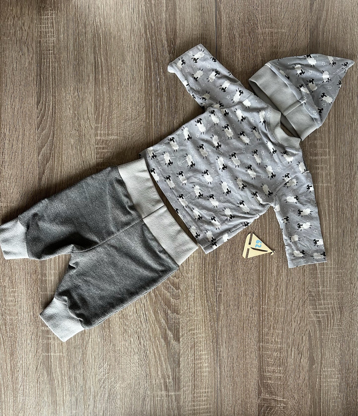 „Handmade“ Set grau Schafe Gr.62
