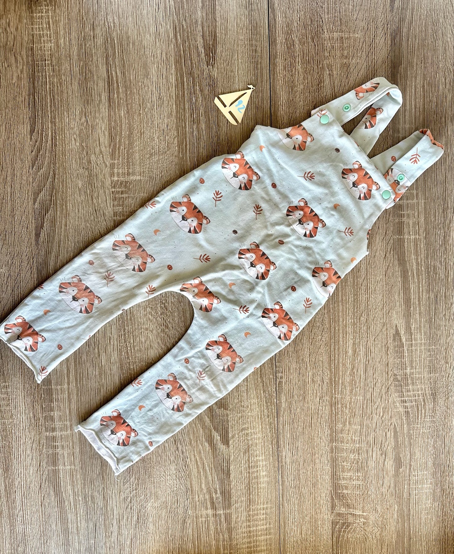 Handmade Latzhose hellblau/beige mit Tigern Gr.92