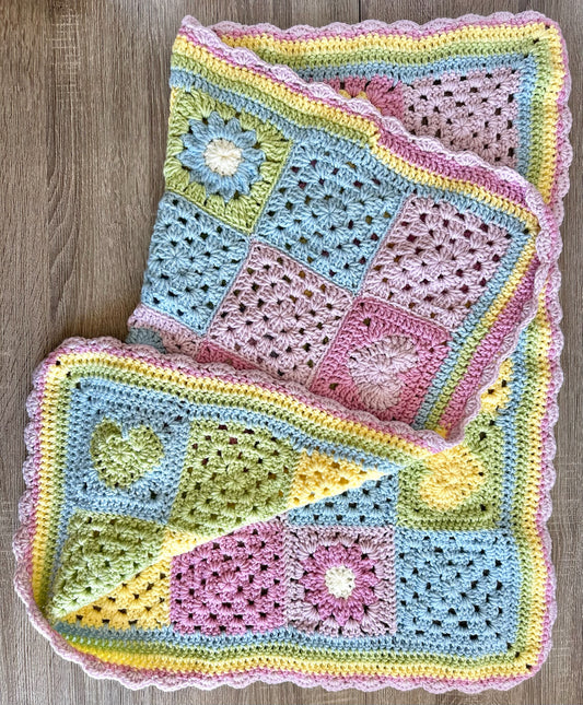 Handmade Strickdecke bunt mit Herzen und Blumen