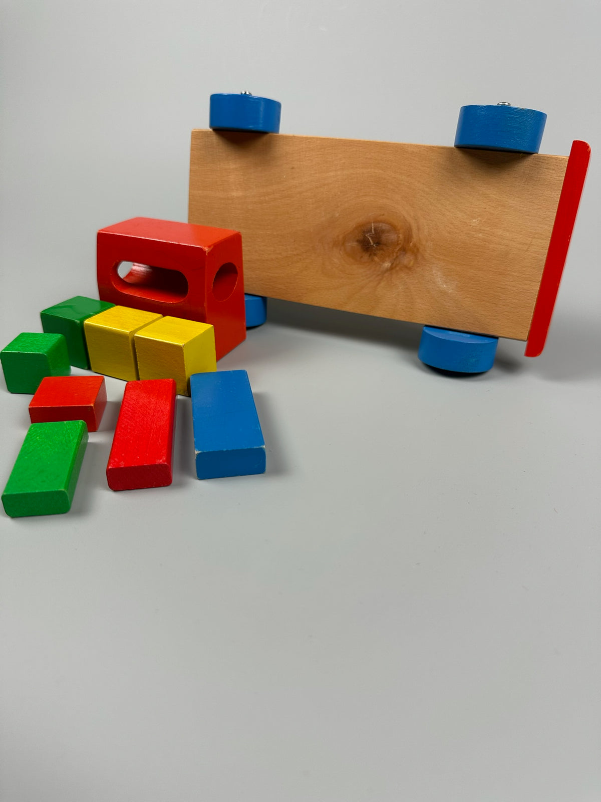 Handmade Holzlaster mit Klötzen