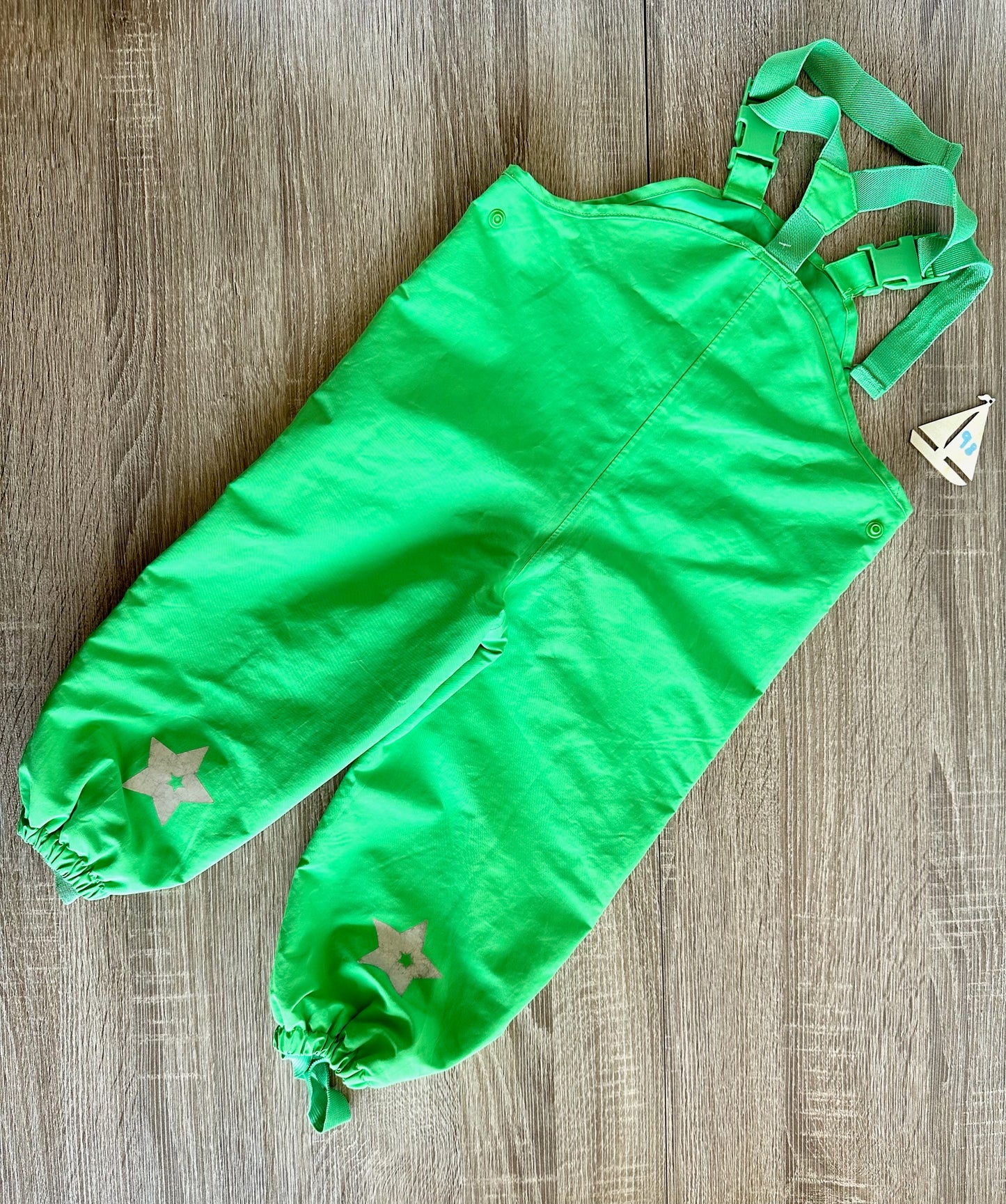 Regenhose grün mit Trägern Gr.98