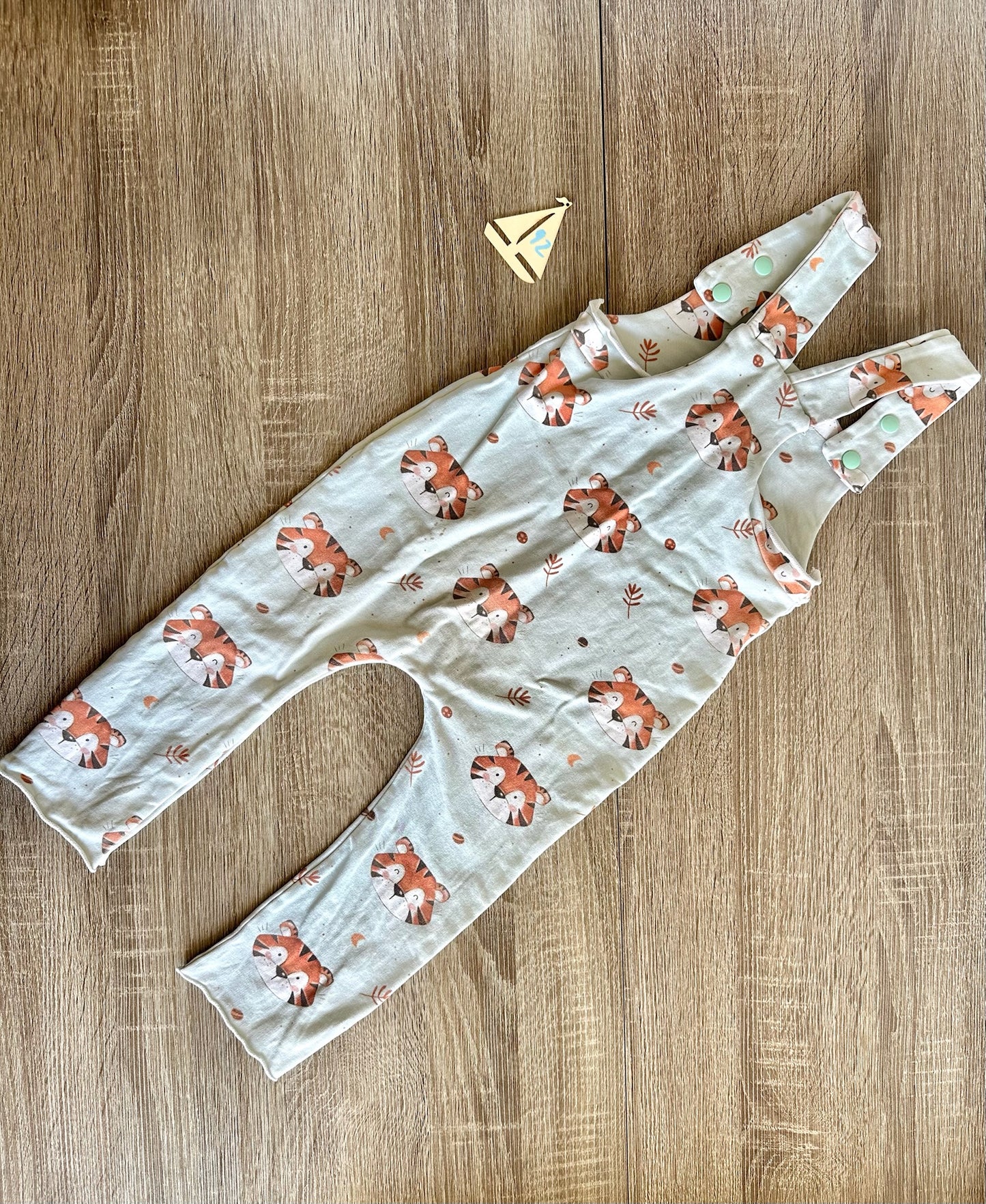 Handmade Latzhose hellblau/beige mit Tigern Gr.92