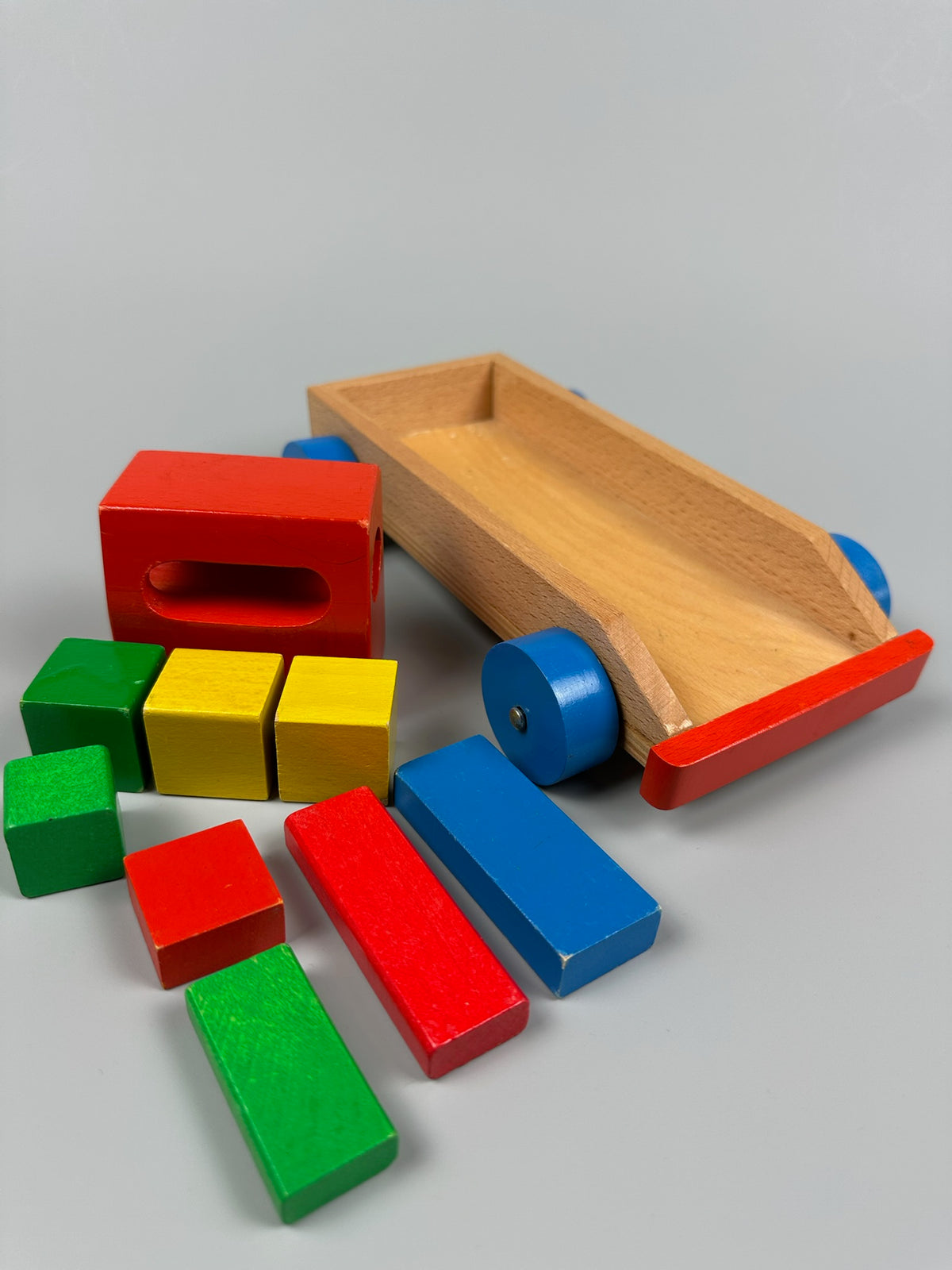 Handmade Holzlaster mit Klötzen