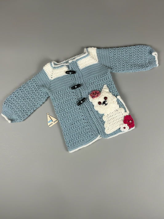 Handmade Strickjacke lang eisblau/weiss mit Katze Gr.104