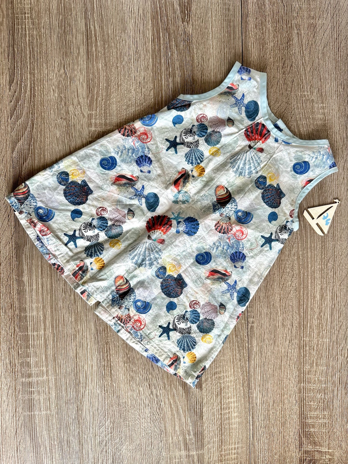 Handmade Kleid ärmellos creme mit Muscheln Gr.74