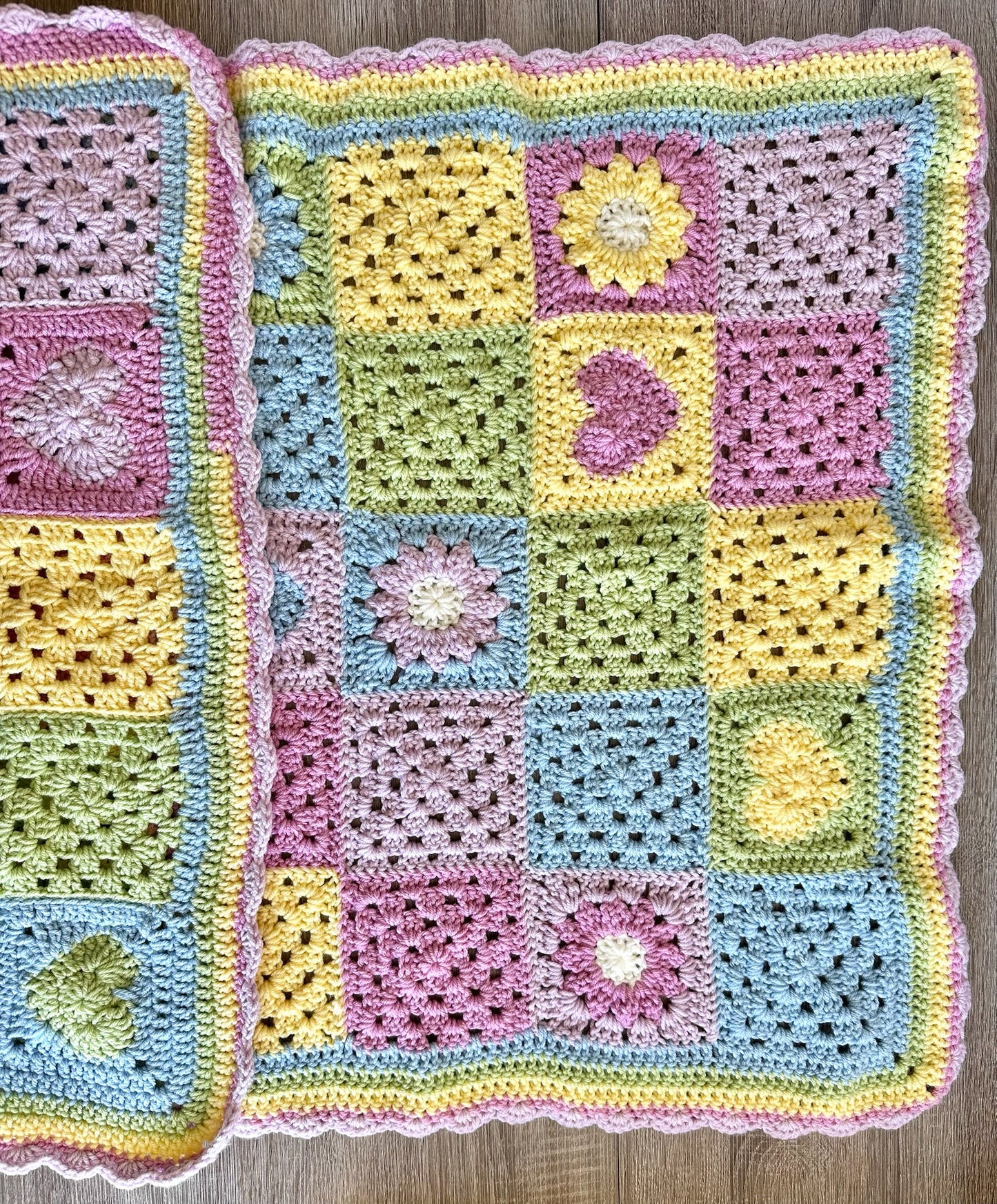 Handmade Strickdecke bunt mit Herzen und Blumen