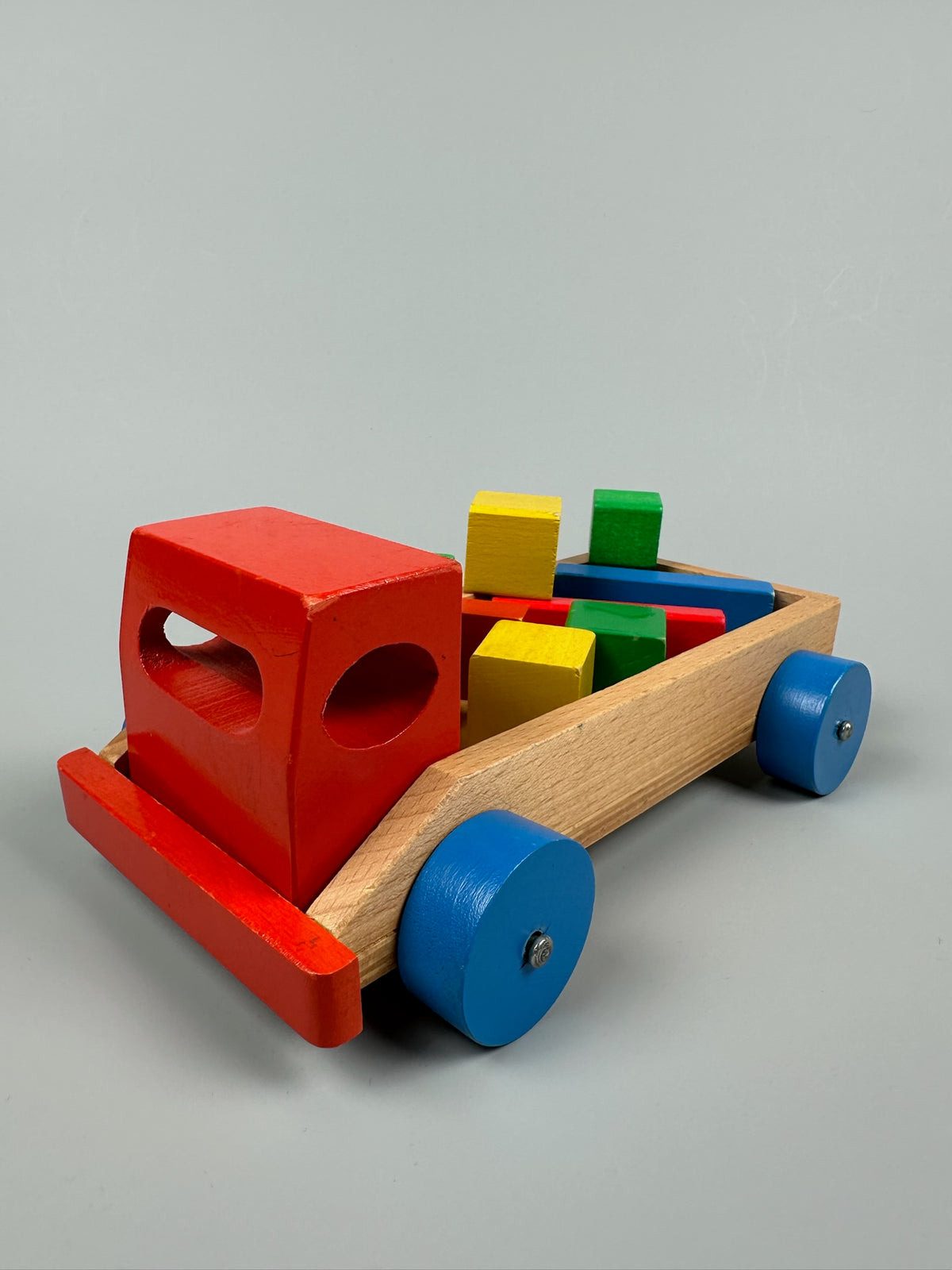 Handmade Holzlaster mit Klötzen