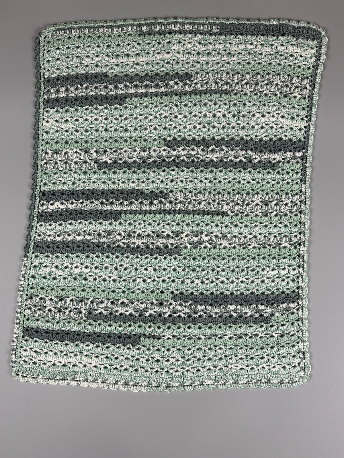 Handmade Strickdecke weiß/mintgrün/grau