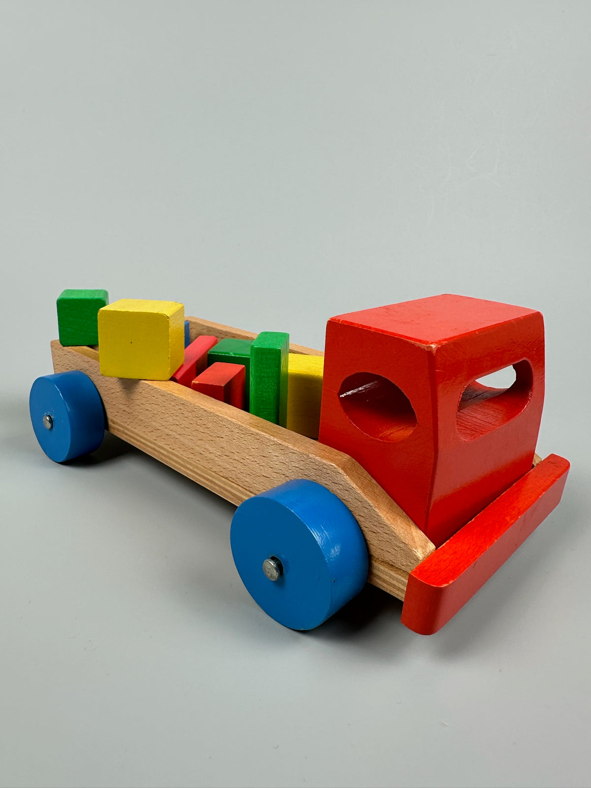 Handmade Holzlaster mit Klötzen